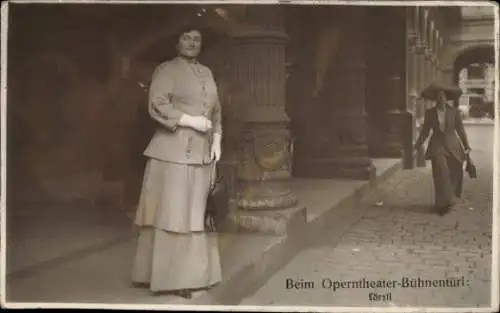 Ak Operntheater-Bühnentüri, Förstl, Noble Frau