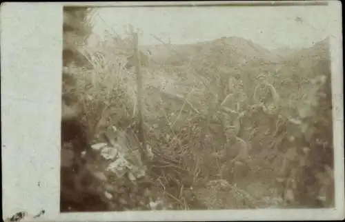 Foto Ak Deutsche Soldaten in Uniformen, Schützengraben, I. WK