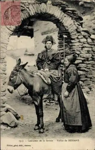 Ak Bessans Savoie, Eine Frau in traditioneller Tracht reitet auf einem Esel