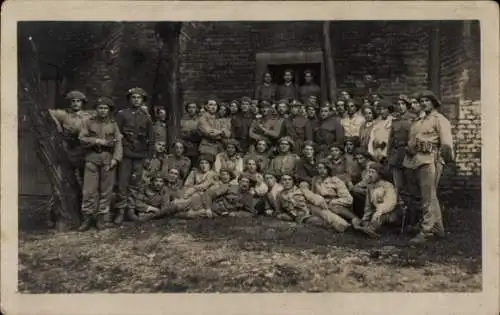 Foto Ak Gruppenfoto junger Männer in Uniformen