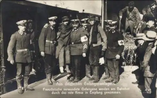 Ak Kriegsgefangenenlager, französische verwundete Gefangene am Bahnhof, Rotes Kreuz, 1. WK