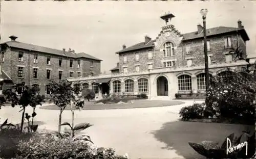 Ak Villejuif Val de Marne, Hospiz Paul Brousse, Innenhof, Garten, historische Architektur, Pfl...