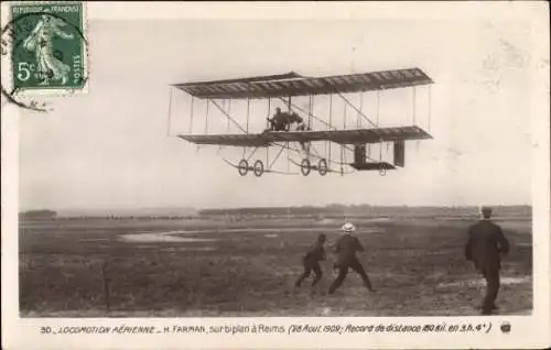 CPA Locomotion aérienne, H. Farman, sur biplan à Reims 1909