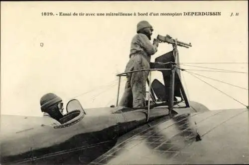 CPA Essai de tir avec une mitrailleuse à bord d'un monoplan Deperdussin