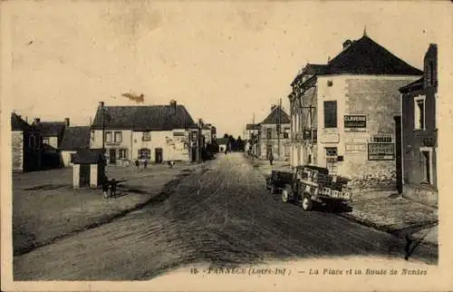 CPA Pannece Loire Atlantique, La Place et la Route de Nantes