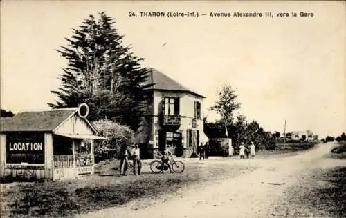 Ak Tharon Plage Loire Atlantique, Vorderansicht eines Hauses, Straße, Radfahrer, Personen, Schild