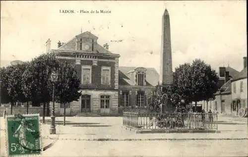 Ak Ladon Loiret, Rathaus, Platz der Mairie, Obelisk, Bäume
