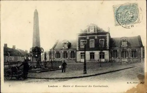 Ak Ladon Loiret, Rathaus, Denkmal der Kämpfer, Obelisk, Stadtplatz,  Architektur