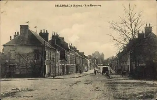 Ak Bellegarde Loiret, Panorama einer Straße, Häuser, Bäume, Pferd mit Wagen