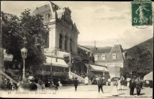 Ak Luchon Haute Garonne, Le Casino, viele Menschen auf der Straße,  Architektur