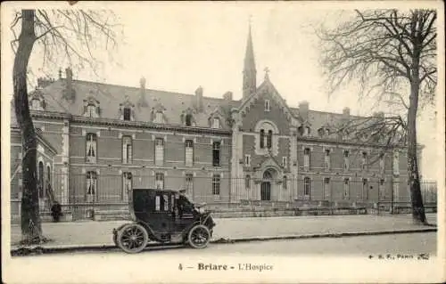 Ak Briare Loiret, L'Hospice, Auto auf Straße vor dem Gebäude, Schwarz-Weiß-Foto