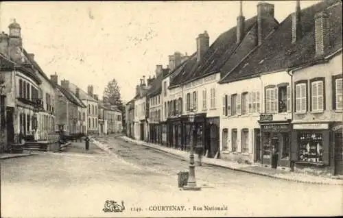 Ak Courtenay Loiret, Vorschau auf Rue Nationale, alte Gebäude, wenig Menschen