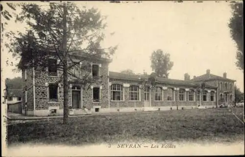 Ak Sevran Seine Saint Denis, Ehemalige Schule, Steinbau, Bäume, Wiese, ältere Architektur