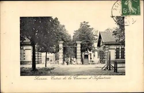 Ak Sevran Livry Seine-Saint-Denis, Eintritt zur Kaserne d'Infanterie, Alte Gebäude, Bäume, Schwar