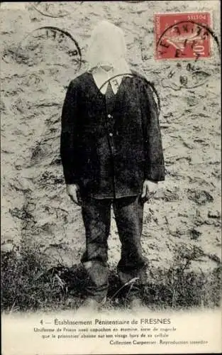Ak Fresnes (Seine) Val de Marne, Gefangener in Uniform mit Kapuze, doppelter Gang, Mauer im Hinte
