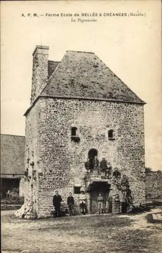Ak Creances Manche , Ferme Ecole de BELLÉE, Pigeonnier,  Steinarchitektur, Menschen um das Gebäud