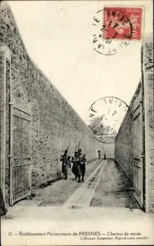Ak Fresnes (Seine) Val de Marne, Etablissement pénitentiaire, Chemin de ronde, 4 Wachmänner