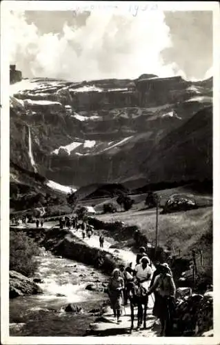 Ak Gavarnie Hautes Pyrénées, Berglandschaft, Wanderer, Wasserfall, Fluss, 1930