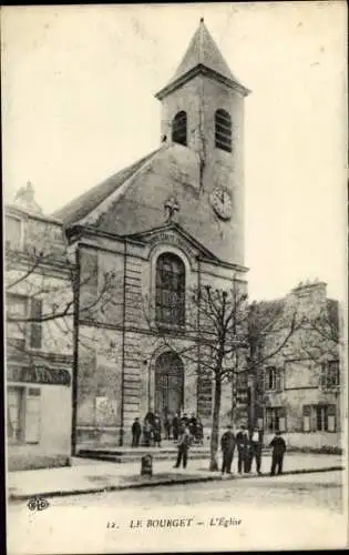 Ak Le Bourget Seine Saint Denis, Kirche, Uhrturm, Bäume, Menschenkette,  