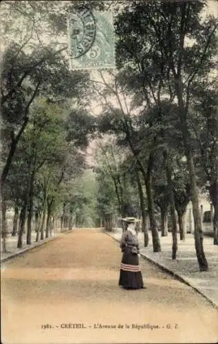 Ak Créteil Val de Marne, Avenue de la République, Frau in r Kleidung, Baumallee