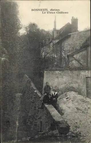 Ak Bonneuil en France Val d'Oise, Vieux Château, Mauer, Personen, alte Gebäude