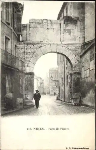 Ak Nîmes Gard, Stadtansicht, Porte de France, alte Architektur, Mensch auf der Straße, Schwarz-We