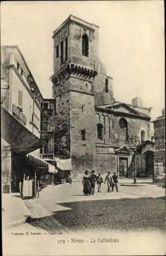 Ak Nîmes Gard, La Cathédrale,  Architektur, Menschen auf der Straße