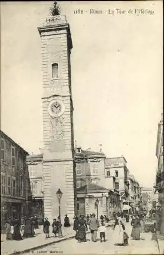 Ak Nîmes Gard, La Tour de l'Horloge,  Architektur, Straßen mit Menschen