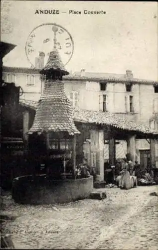 Ak Anduze Gard, Brunnen mit Dach,  Gebäude, Menschen, gepflasterte Straße