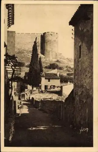 Ak Villeneuve lès Avignon Gard, une Vieille Rue dominee par le Fort St-Andre