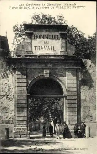 Ak Clermont l'Hérault Hérault, Porte de la Cite ouvriere de Villeneuvette