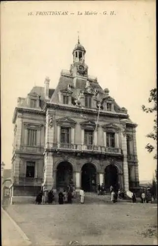 Ak Frontignan Hérault, Historisches Rathaus, elegante Architektur, beeindruckende Fassade, Mensch