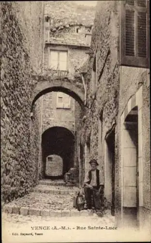 Ak Vence Alpes Maritimes, Enge Gasse, alter Mann sitzt, Steinmauern, Architektonische Details