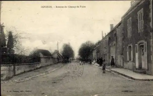 Ak Gouzon Creuse, Schwarz-Weiß-Bild, Straße, Häuser, Bäume, Menschen