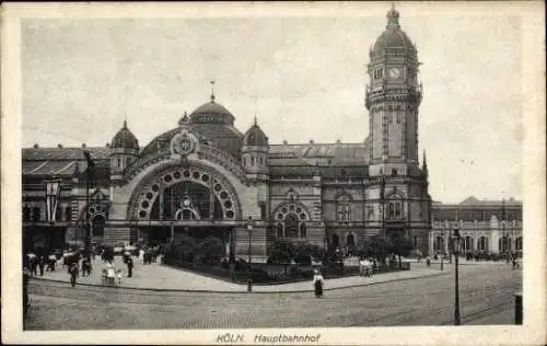 Ak Köln am Rhein, Hauptbahnhof, prächtige Architektur, Menschen auf dem Platz