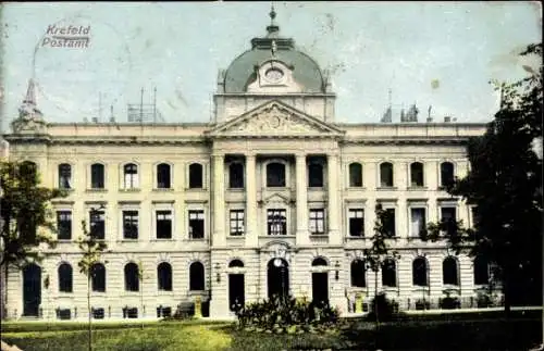 Ak Krefeld am Niederrhein, Krefeld Postamt, s Gebäude, grüne Flächen, Bäume, klare Architektur