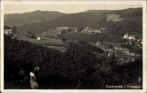 Ak Dahlerbrück Schalksmühle im Sauerland, Landschaft mit Hügeln, Häusern, Wald, Person im Vorderg