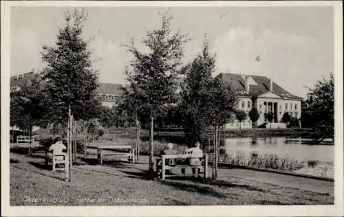 Ak Oldenburg in Holstein, Park am Dobbentel, Bäume, Bänke, Gebäude im Hintergrund