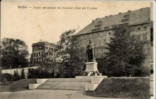 Ak Gotha in Thüringen, Denkmal Ernst der Fromme, Schloss im Hintergrund, Parklandschaft,  