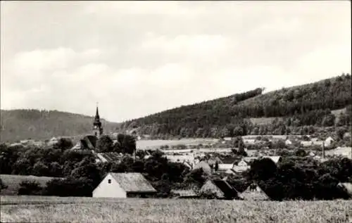 Ak Hilders in der Rhön, Landschaft mit Kirche, grüne Hügel, Dorfansicht, Wolken am Himmel