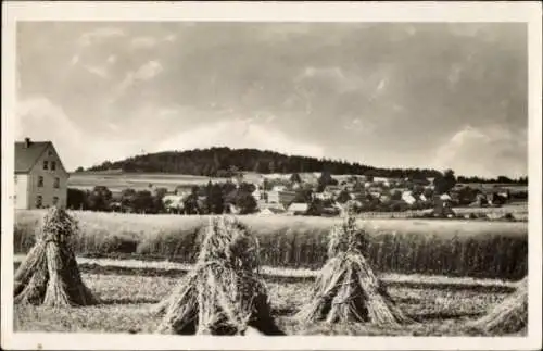 Ak Ohorn in Sachsen, Landschaft mit Ernte, Weizenbündel, Stadt im Hintergrund, Wolkenhimmel