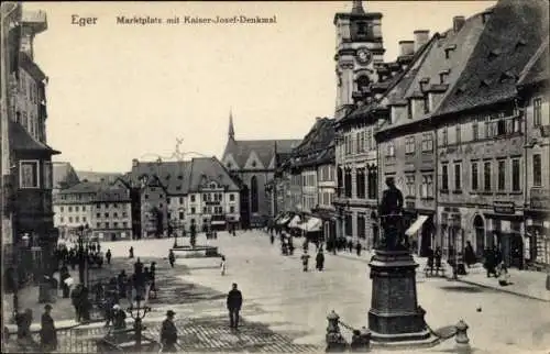Ak Cheb Eger Reg. Karlsbad, Marktplatz mit Kaiser Josef Denkmal