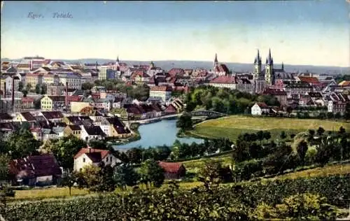 Ak Eger Cheb Region Karlsbad, Gesamtansicht mit Flusslauf und Wiese