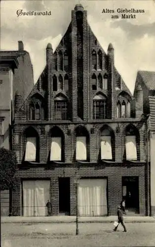 Ak Hansestadt Greifswald, altes Giebelhaus am Markt
