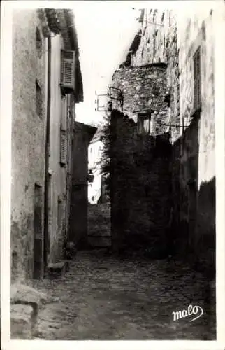 Ak Castellar Alpes Maritimes, Enggasse, steinerne Mauern,  Gebäude, schwarz-weiß Aufnahme