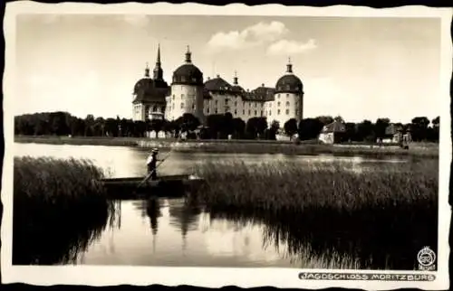 Ak Moritzburg in Sachsen, Jagdschloss  Boot auf dem Wasser, sehenswerter Schlossbau
