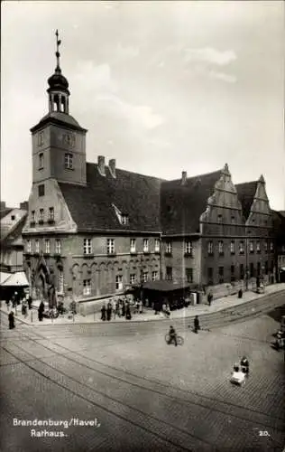 Ak Brandenburg an der Havel, Historisches Rathaus, Menschen auf der Straße, alte Architektur
