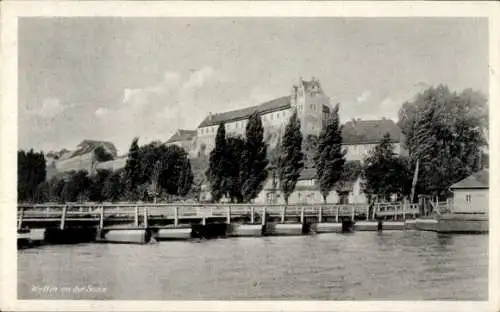 Ak Wettin an der Saale, Schloss Wettin, Blick auf Wasser, Bäume, Wolken