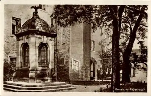 Ak Merseburg an der Saale, Brunnen, Gebäude, Rabenhaus,  Architektur