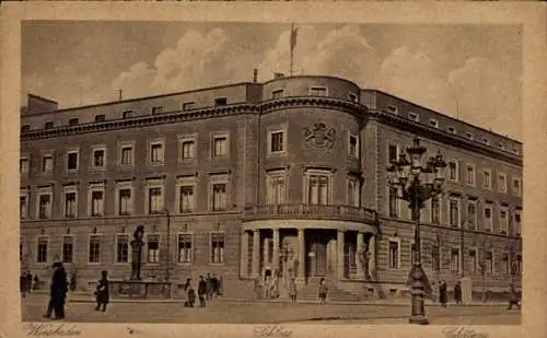 Ak Wiesbaden in Hessen, Historisches Gebäude, Fußgänger, Straßenlaternen, zwei Flaggen, Wolken im